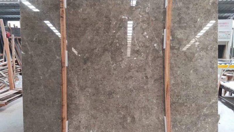 在选择人造石还是岩板时，除了考虑耐高温性能外，还需关注以下因素：